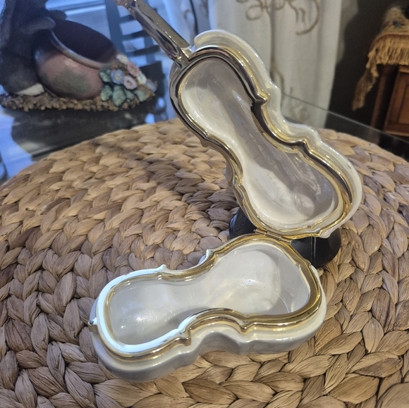 Vintage Italian Elegant White and Gold ChelloTrinket Box - Picture 6 of 8